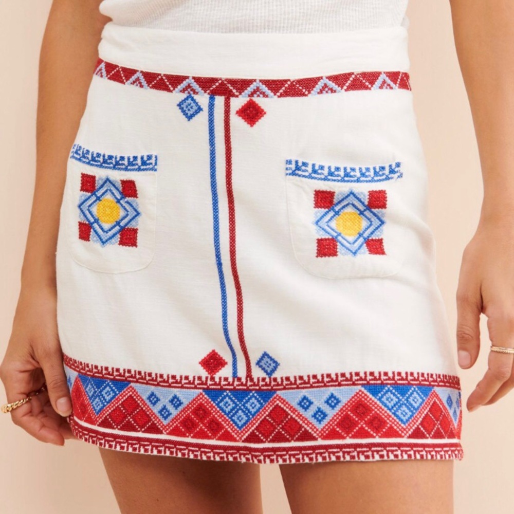 UO Pippa Embroidered Mini Skirt Aztec Design NEW Medium White, Red & Blue Detail - Picture 1 of 7
